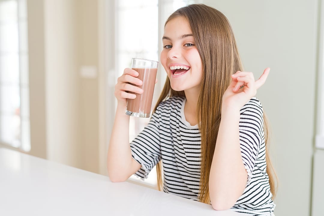 Una niña tomando un batido